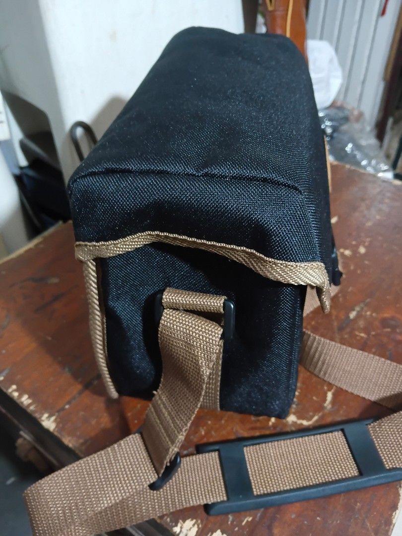 Pentax camera bag, 27x 18cm x 10cm (Category: Belt bags, Clutches and Pouches) located in Paranaque City. Submitted by 4thestate.surplusan (Listing ID 1461229455, Image 2). Description: pentax camera bag. see photos.