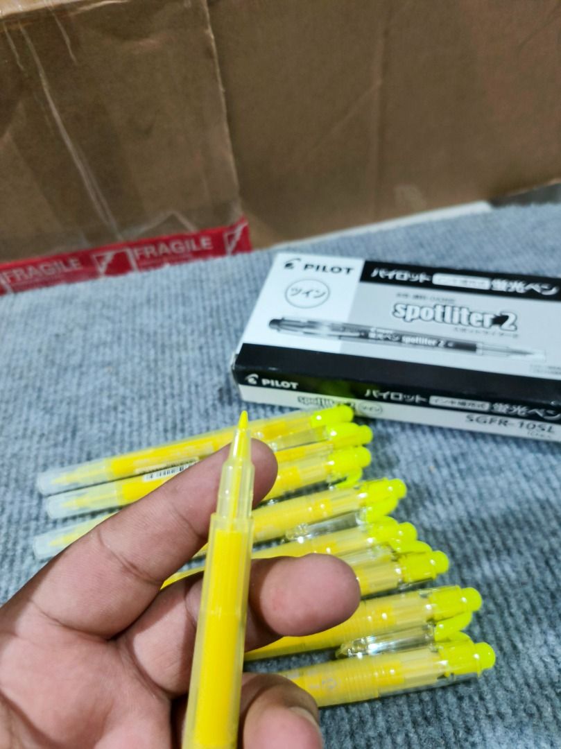 Pilot Spotliter 2 Twin Highlighters (Yellow) (Category: Stationery & School Supplies) located in San Leonardo. Submitted by burgossanleonardo.12345 (Listing ID 1461218490, Image 3). Description: - Pack of 10 Pilot Spotliter 2 twin highlighters - Color: Yellow - Original box included - Ideal for students and professionals for studying or marking documents.