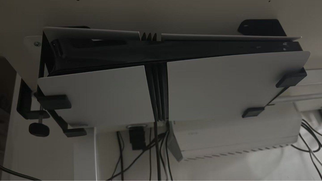 PlayStation 5 Pro（PS5 Pro） （分類：PlayStation）位於 Hong Kong。 由 chumankit0719 提交（商品編號 1461206626，圖片 3）。簡介： 行貨極少使用，連散熱，底座，兩個手制（一黑一白），手制充電底座，一條8K hdmi線。 沒有原包裝盒及說明書。。