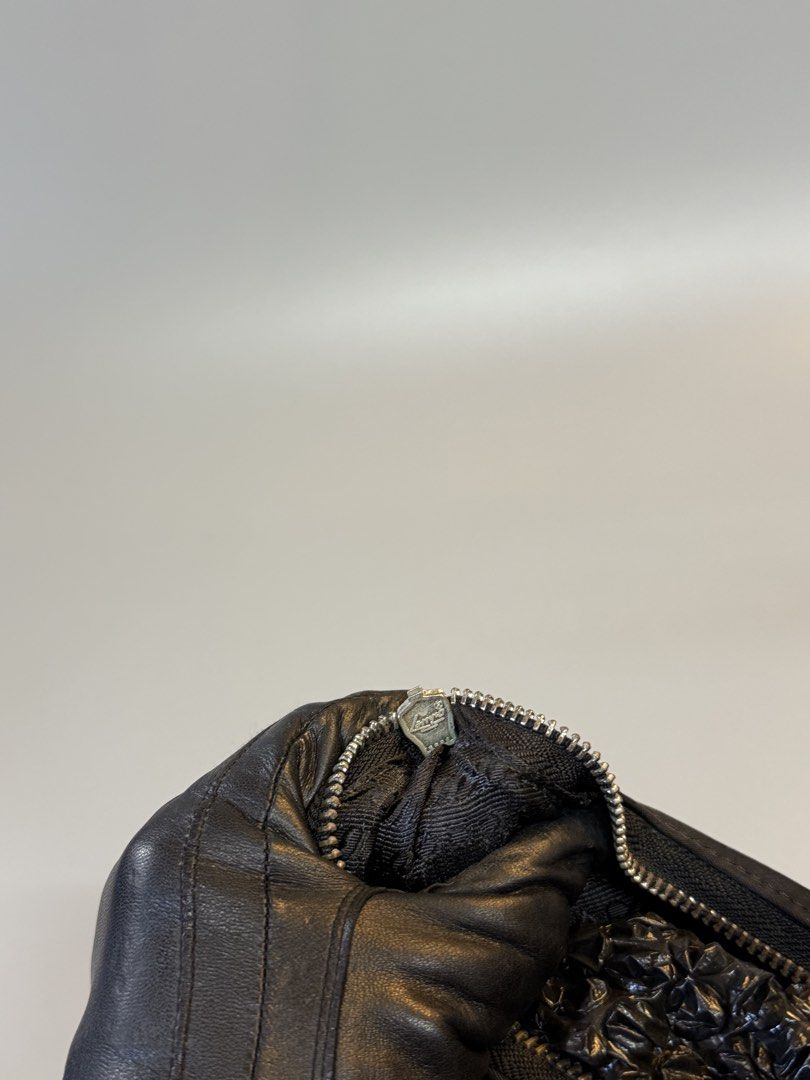 Prada (Category: Shoulder Bags) located in Cebu City. Submitted by ricahsukaybags_2017 (Listing ID 1461284243, Image 3). Description: Prada kili. Coded lampo zip.