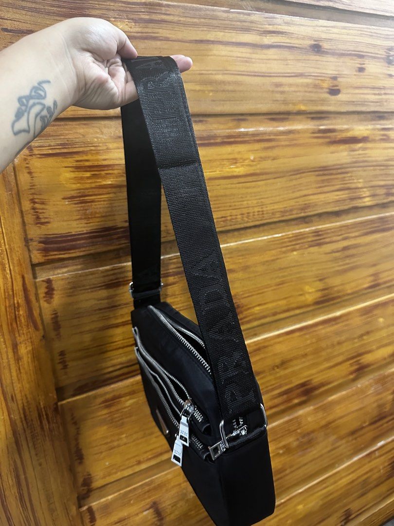 Prada sling (Category: Shoulder Bags) located in Compostela. Submitted by badathrift (Listing ID 1461200199, Image 2). Description: .