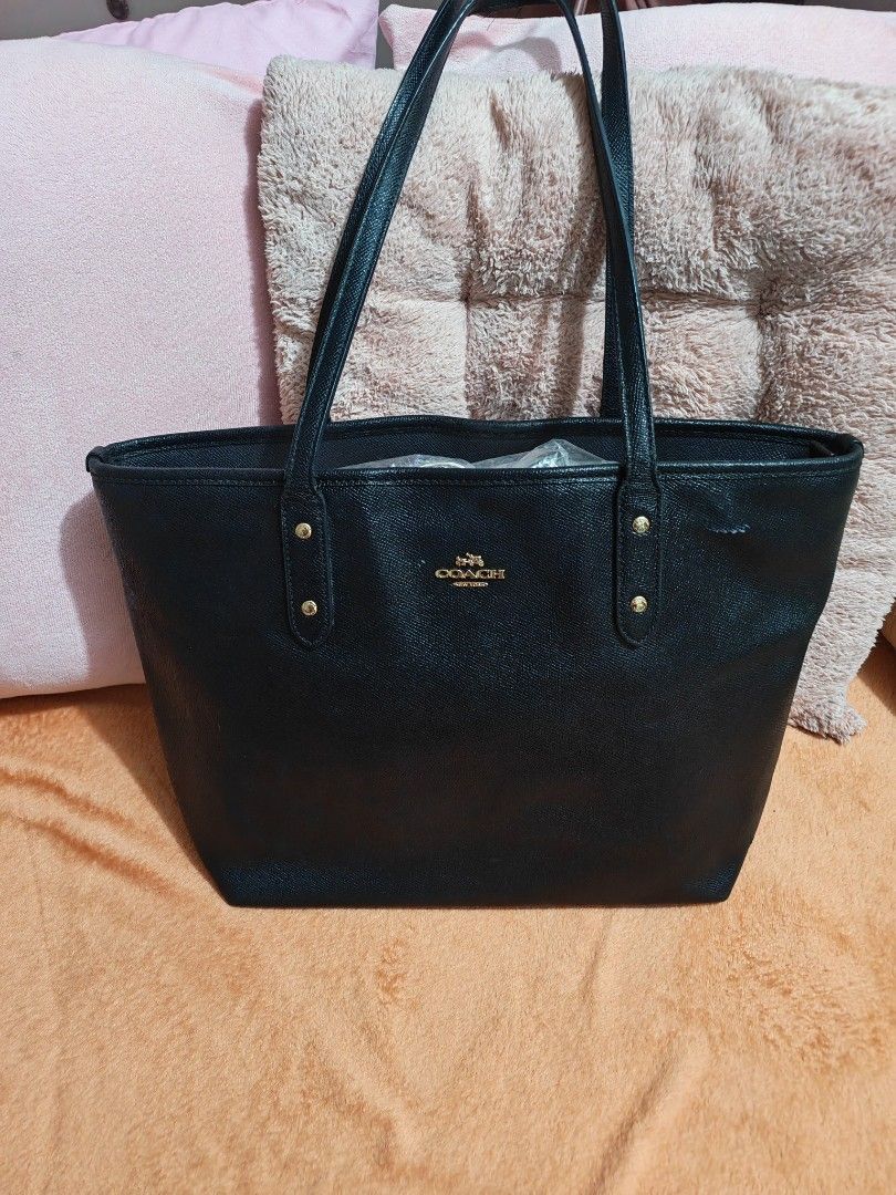 Preloved coach (Category: Tote Bags) located in Taguig. Submitted by voxsummer88 (Listing ID 1461311539, Image 1). Description: Preloved orig coach Issue top handle well used Kindly see pics.