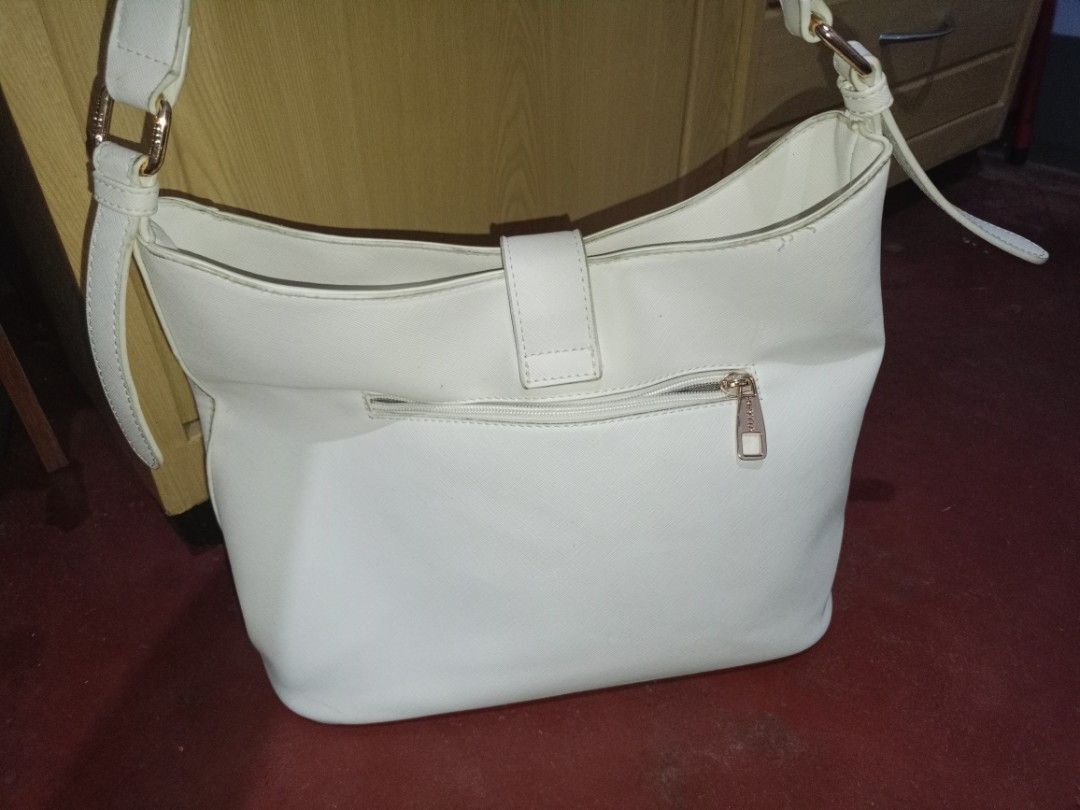 Pre-loved Secosana Tote Bag (Category: Tote Bags) located in Manila. Submitted by cutebunny_17 (Listing ID 1461119205, Image 2). Description: Condition: Good Used Condition/Preloved Brand: Secosana Color: White/Off-White • Well-loved bag. Super ganda pa ng body at leather, walang major flaws o bakbak. Issue: May mga hairline scratches o gasgas sa gold metal logo plate (paki-check na lang ang picture for visibility). Normal signs of use pero hindi