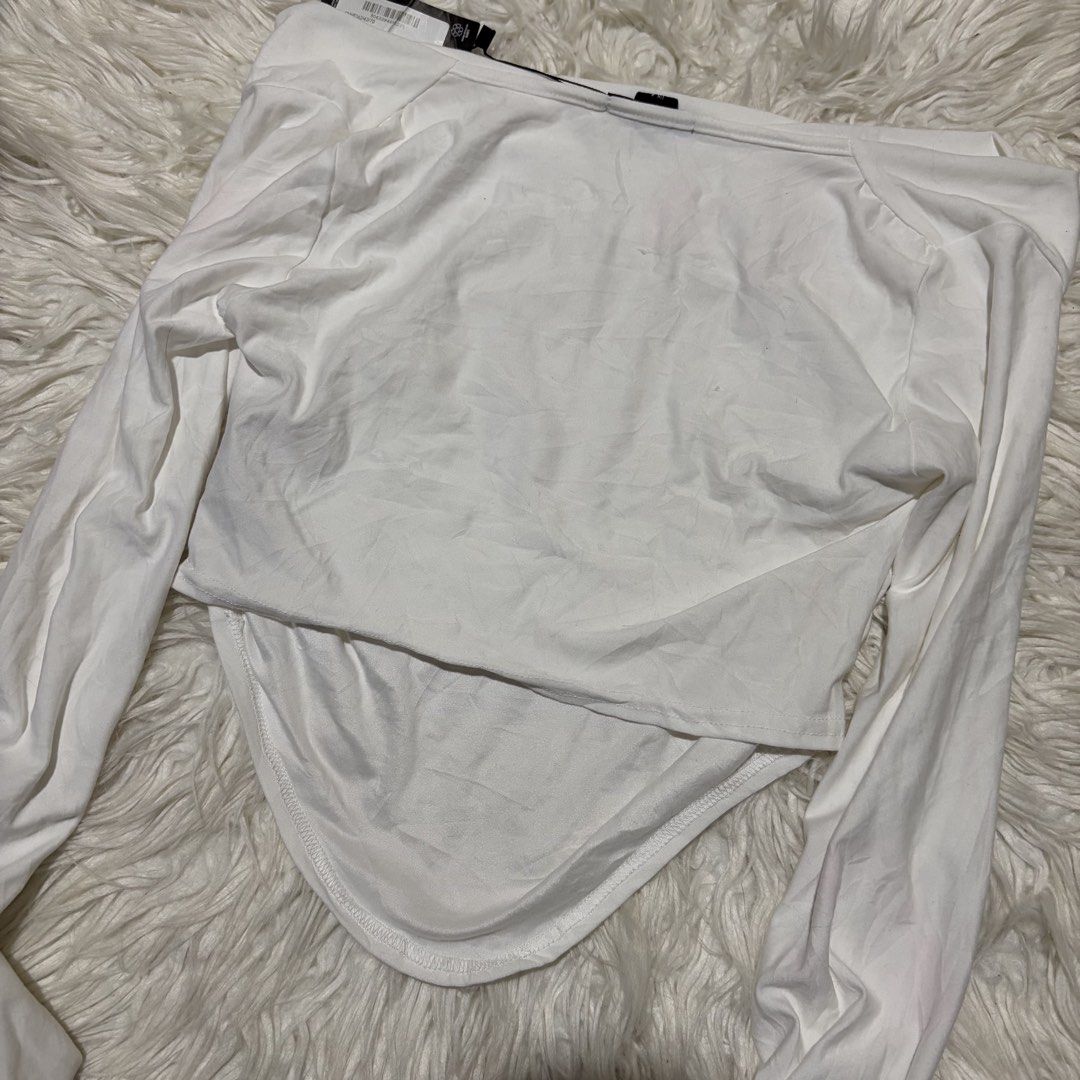 PrettyLittleThing White Long Sleeve Corset Top (Category: Others Tops) located in Davao. Submitted by elizzadiac (Listing ID 1461239228, Image 2). Description: - Brand new white long sleeve top from PrettyLittleThing - Off-shoulder design with a corset-style hem - Estimated size: UK 8 / EUR 36 / US 4 - Made in Morocco - Tags still attached.