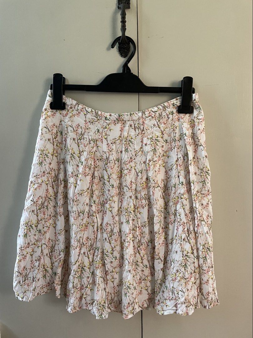Promod Floral Mini Skirt (Category: Skirts) located in Tagum. Submitted by declutterflyy (Listing ID 1461119212, Image 2). Description: With inner lining.