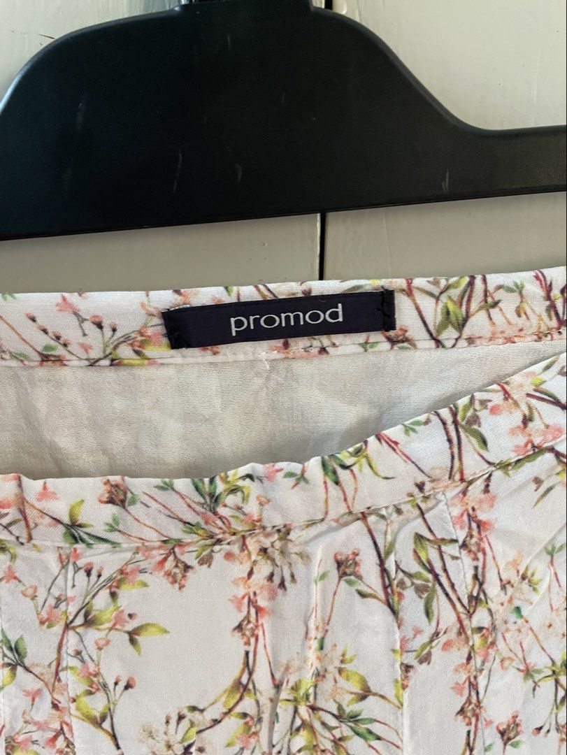 Promod Floral Mini Skirt (Category: Skirts) located in Tagum. Submitted by declutterflyy (Listing ID 1461119212, Image 3). Description: With inner lining.