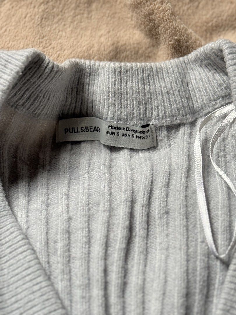 Pull & Bear Grey Ribbed Button-Up Cropped Cardigan (Category: Coats, Jackets and Outerwear) located in Manila. Submitted by jvee_05 (Listing ID 1461160083, Image 2). Description: Grey ribbed cardigan from Pull & Bear - Cropped fit and button-up front - no flaws rfs: maliit na .