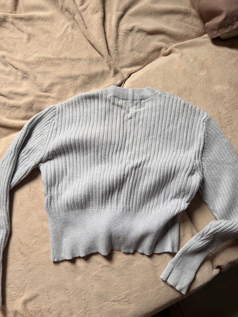 Pull & Bear Grey Ribbed Button-Up Cropped Cardigan (Category: Coats, Jackets and Outerwear) located in Manila. Submitted by jvee_05 (Listing ID 1461160083, Image 3). Description: Grey ribbed cardigan from Pull & Bear - Cropped fit and button-up front - no flaws rfs: maliit na .
