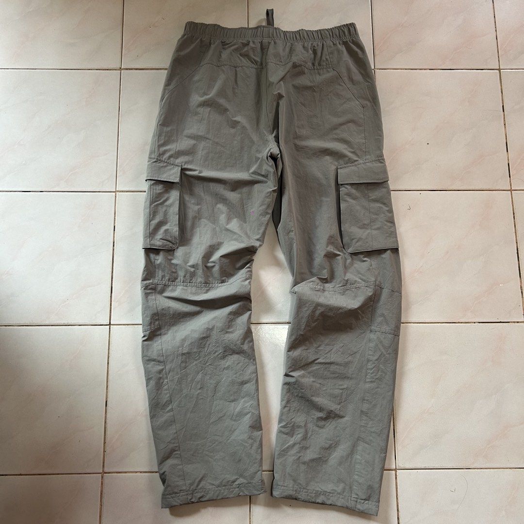Puma Cargo Pants Grey Asian Size XL🔥 (Category: Other Bottoms) located in Jinoba-an. Submitted by eegiboy (Listing ID 1461153460, Image 3). Description: - Grey Puma cargo pants - Elastic waistband with drawstring - Multiple pockets (front and sides) - Inner mesh lining - Ideal for casual wear or sports activities Wts: Puma Cargo pants 🔥 Nylon 🥵 Size: Large-xl Dimes: 32-36 stretch L-43 Good as new 😍 No issue 😘 700plussf Dm me if interested 📩