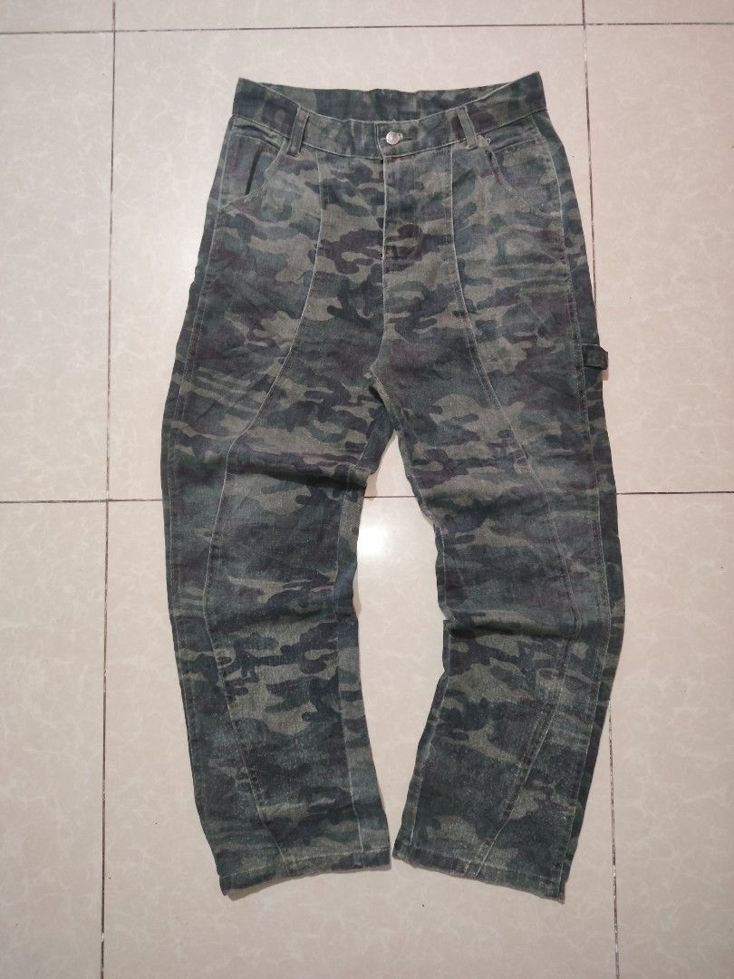 Random Camouflage Carpenter Pants (Category: Jeans) located in Urdaneta. Submitted by justthrift_ (Listing ID 1461163373, Image 1). Description: Random Camouflage Carpenter Pants W-31 L-39 THIGH-10.5 LEGHOLE-8.5.