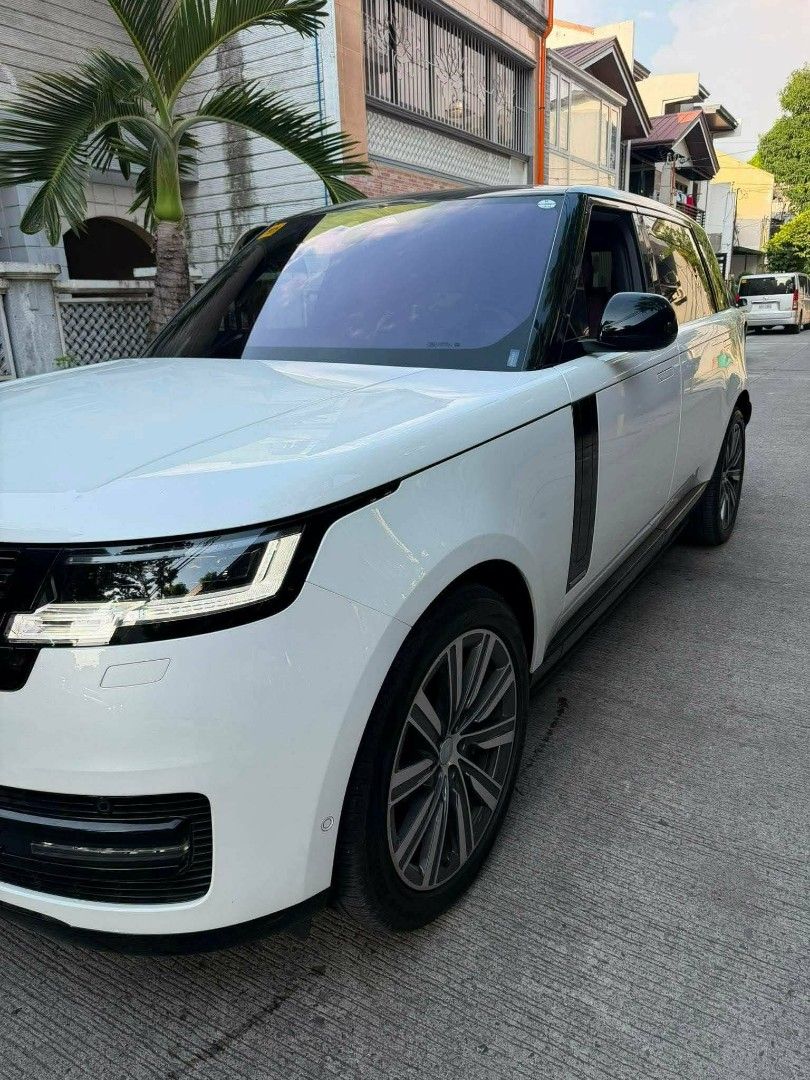 RANGE ROVER AUTOBIOGRAPHY (Category: Announcements) located in Cavite. Submitted by eyamvillag08141 (Listing ID 1461183364, Image 1). Description: For sale! Range rover autobiography 2023 model Twin turbo V8 engine Gasoline Meridian signature speakers 1,500 original odometer only 360 degrees camera Auto parking mode Legit first owner Full ppf Complete documents Local release Brandew condition Wla kang ipipintas sa unit na to, para kng bumili ng b