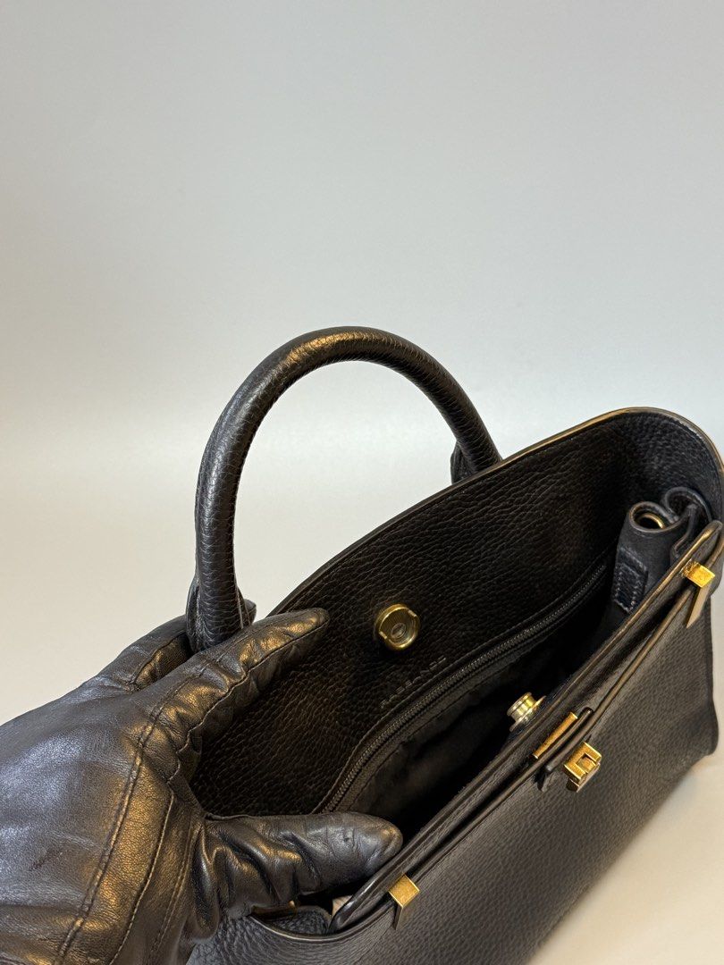 Rebeanco (Category: Cross-body Bags) located in Cebu City. Submitted by ricahsukaybags_2017 (Listing ID 1461284005, Image 3). Description: Rebeanco, Missing sling but super laysho nya pang yayamanin e handbag. No flaws.
