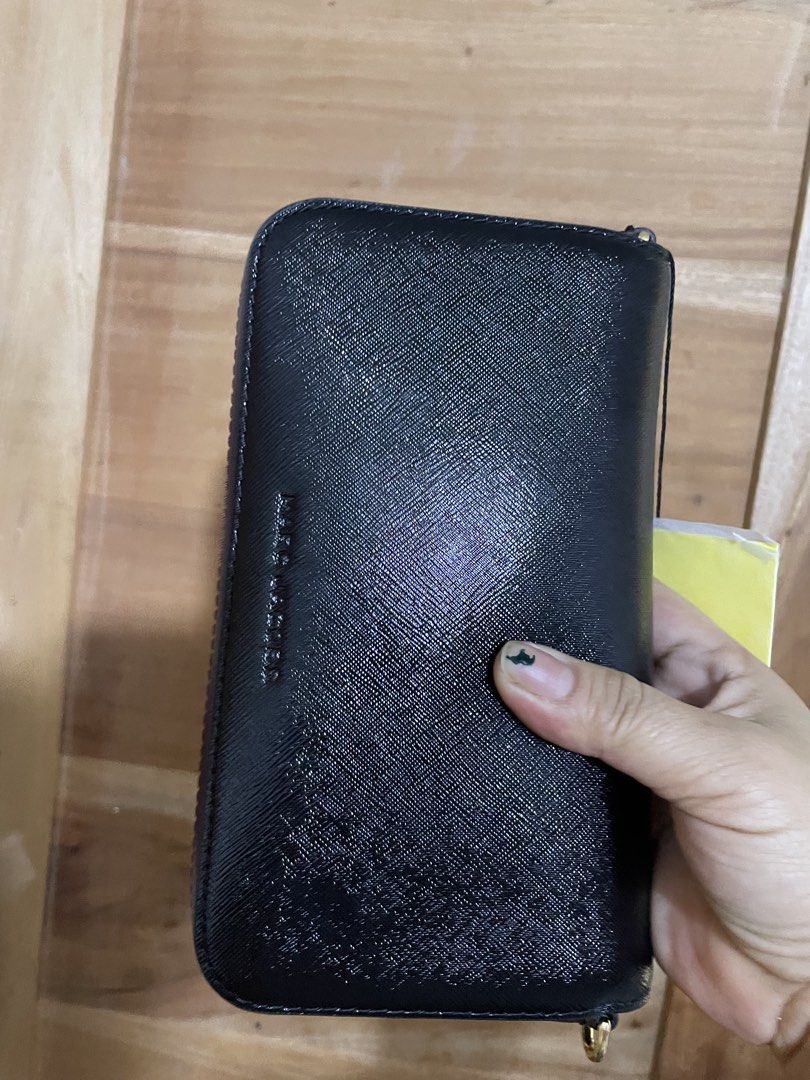 Retail crossbody bag with insert (Category: Cross-body Bags) located in Manila. Submitted by joycefinds (Listing ID 1461171620, Image 3). Description: This marc jacobs retail crossbody bag with insert tag and dustbag . Bought it in u.s seller original .