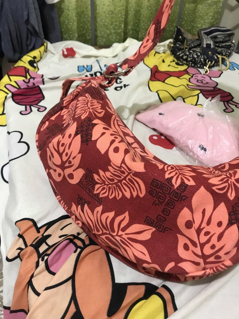Reyn spooner (Category: Cross-body Bags) located in Balete No 2. Submitted by troyesybang (Listing ID 1461296811, Image 2). Description: Big hobo bag Reyn spooner 🌺 Hawaii Hawaii exclusive Thick canvas Clean inside Can be travel bag cabin size.