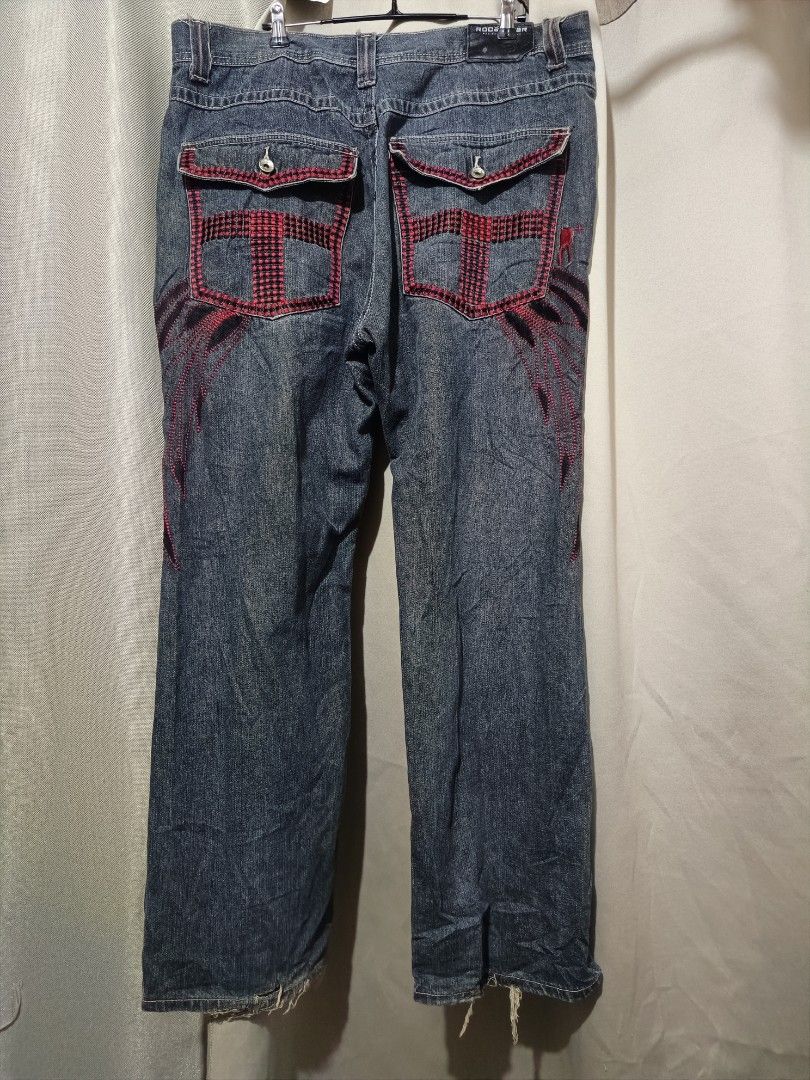 Rocawear Y2k Jeans (Category: Jeans) located in Cebu City. Submitted by iamnegotiable (Listing ID 1461318799, Image 3). Description: Rocawear Jeans Baggy Jeans Dimes measured on flat surface Waistline 37-38 inches Length 41.5 inches Leg opening 10 inches Red Cross on back pockets maganda sya pang aesthetic tingnan issue distress na laylayan pero kasama na yan pampogi may black stain sa right laylayan banda available price negotiable.