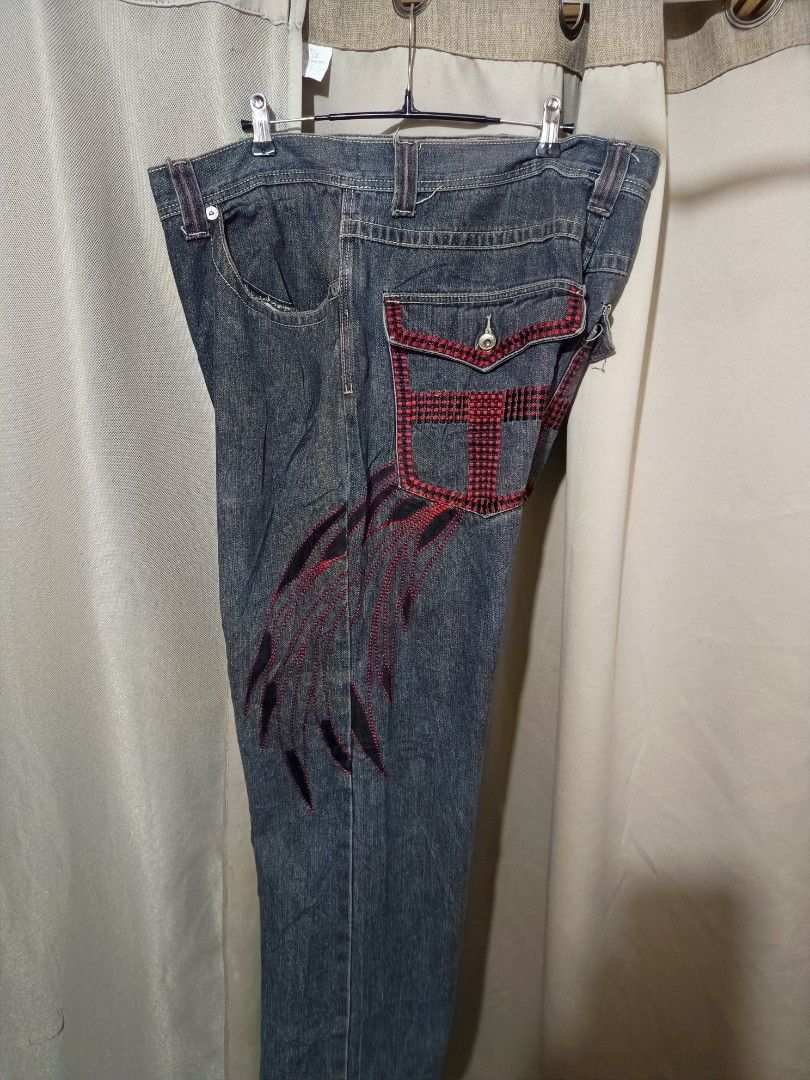 Rocawear Y2k Jeans (Category: Jeans) located in Cebu City. Submitted by iamnegotiable (Listing ID 1461318799, Image 2). Description: Rocawear Jeans Baggy Jeans Dimes measured on flat surface Waistline 37-38 inches Length 41.5 inches Leg opening 10 inches Red Cross on back pockets maganda sya pang aesthetic tingnan issue distress na laylayan pero kasama na yan pampogi may black stain sa right laylayan banda available price negotiable.