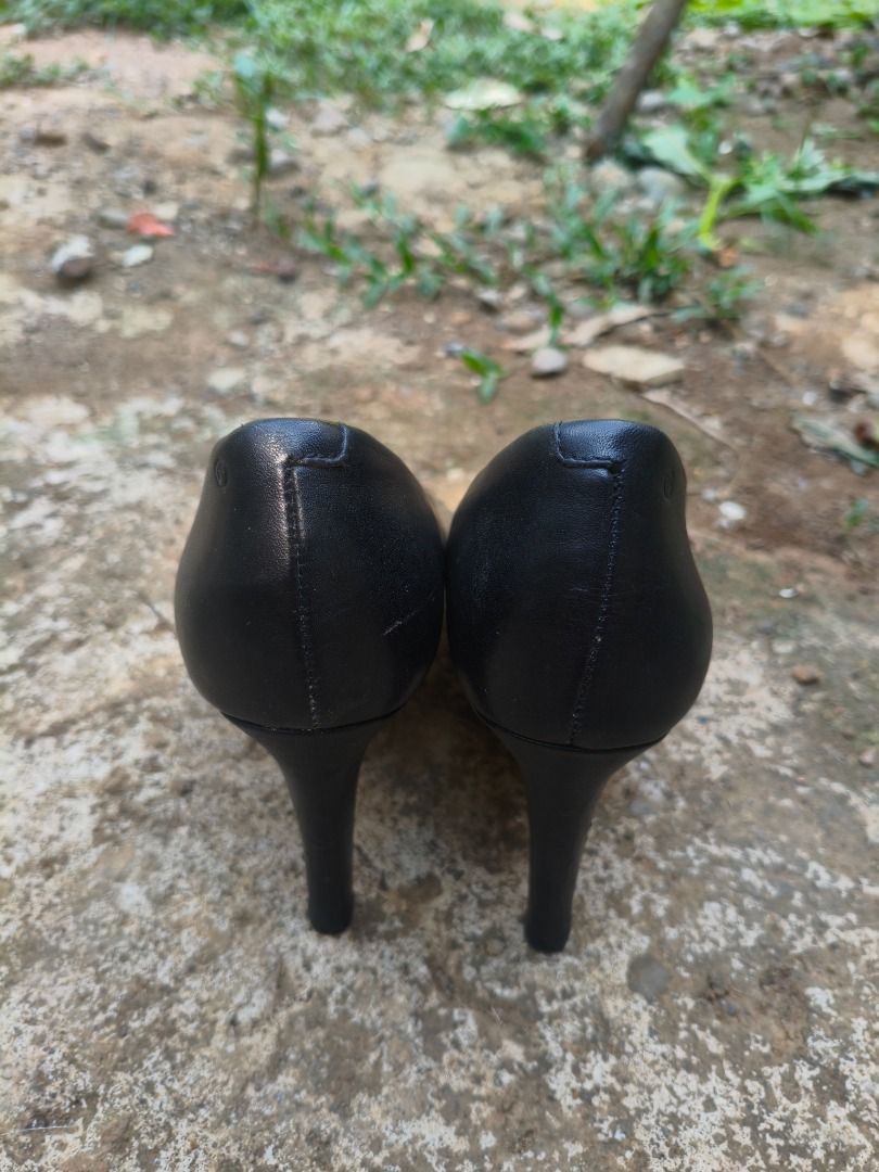 Rockport Adiprene Black Leather Heels (Category: Heels) located in Panitan. Submitted by pingpongggball (Listing ID 1461189490, Image 3). Description: - Brand: Rockport - Color: Black - Material: Leather - Features: Adiprene by Adidas cushioning for comfort - Style: Classic pump - Versatile: Suitable for work or casual wear - Size 7 - From US - Bagong bago pa - Maganda pang office/school .