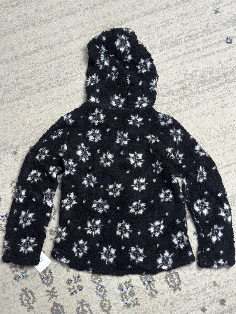 Roxy Fleece Zip-Up Hoodie (Category: Coats, Jackets and Outerwear) located in Daet. Submitted by thrifthings2018 (Listing ID 1461218501, Image 2). Description: - Roxy fleece zip-up hoodie - Black and white snowflake pattern - Super soft and cozy material - Front zip closure - Chest pocket - Ideal for keeping warm - Measurements: Width 17 inches, Length 22 inches.