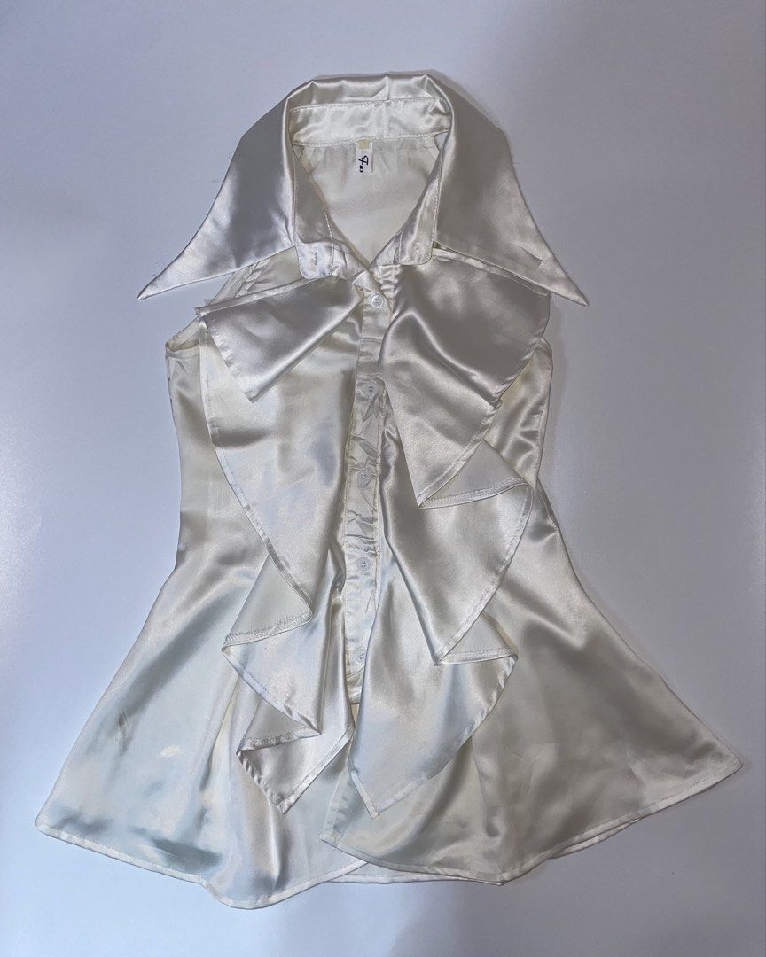 ruffled top (Category: Sleeveless) located in Manila. Submitted by syeiacollections (Listing ID 1461322253, Image 1). Description: code 11 ⋆｡𖦹°‧🧚🏻‍♀️ Brand: Fashion Measurements: B: 31 W: 27 L: 27 .