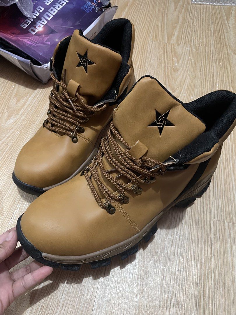 Safety shoes size 45 (Category: Boots) located in Manila. Submitted by artypaper_25 (Listing ID 1461255790, Image 2). Description: - Tan colored work boots - Lace-up style for a secure fit - Durable, sturdy soles for tough conditions - Stylish black accents on sides and collar - Iconic star logo detail on the side - Ideal for outdoor activities and work environments.