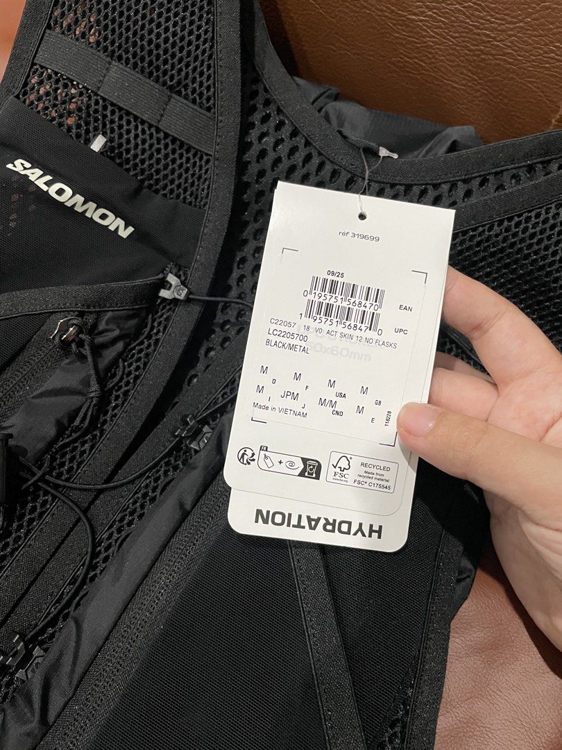 Salomon Active Skin 12 Medium (Category: Other Sports Equipment and Supplies) located in Imus. Submitted by daaayan123 (Listing ID 1461320088, Image 3). Description: .
