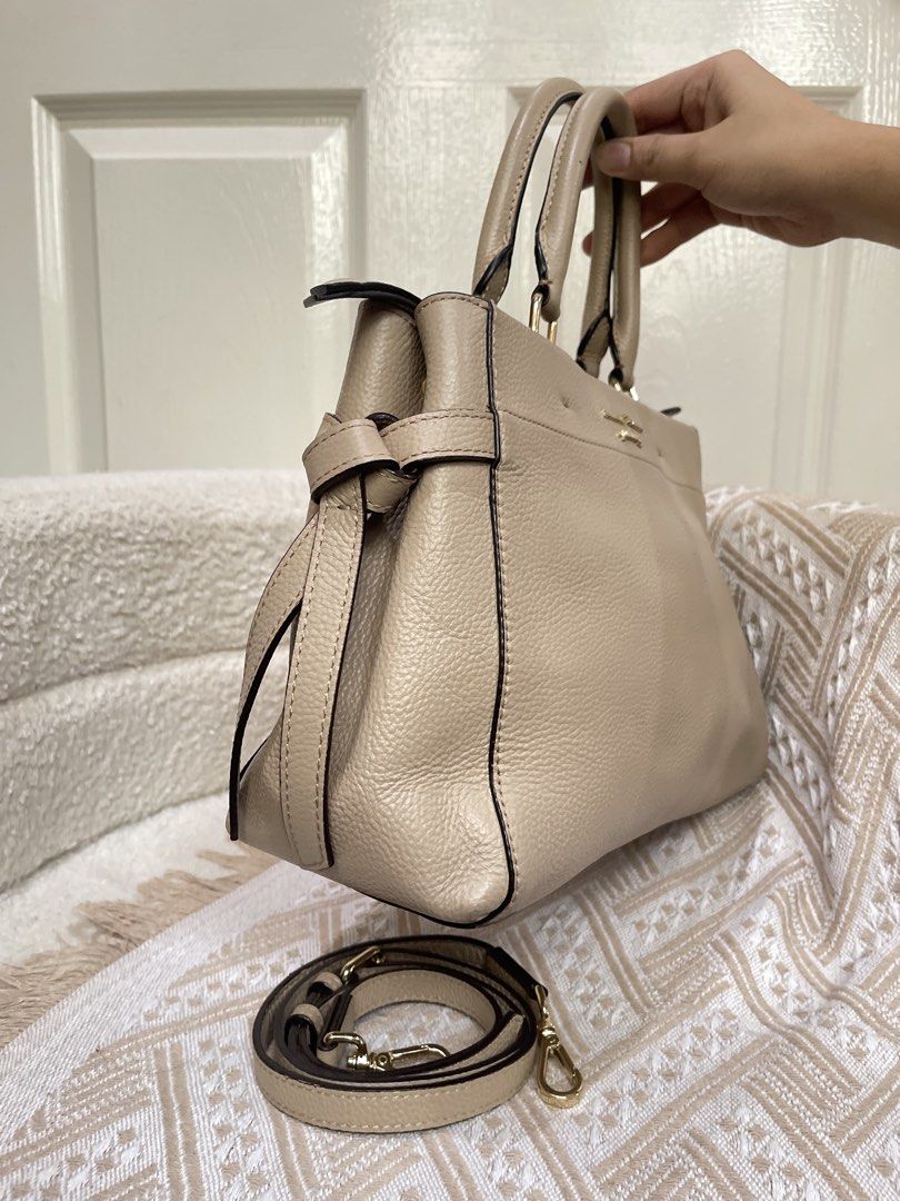 Samantha Thavassa 2-way bag 🥯 (Category: Luxury Bags & Wallets) located in Quezon City. Submitted by vintagemuseco.ph (Listing ID 1461136582, Image 2). Description: Fixed, no tawad! Super nice, maganda pang office! Ready to pick up No flaws 📍Novaliches, Quezon City.