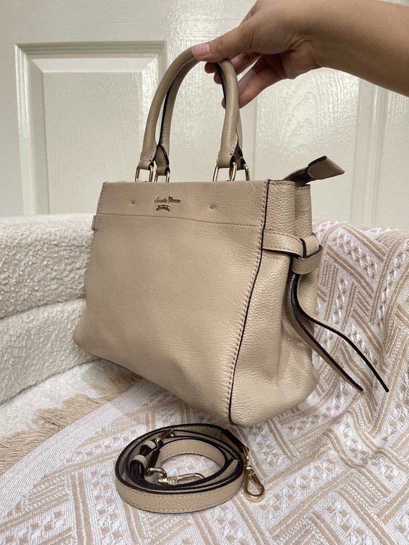 Samantha Thavassa 2-way bag 🥯 (Category: Luxury Bags & Wallets) located in Quezon City. Submitted by vintagemuseco.ph (Listing ID 1461136582, Image 3). Description: Fixed, no tawad! Super nice, maganda pang office! Ready to pick up No flaws 📍Novaliches, Quezon City.