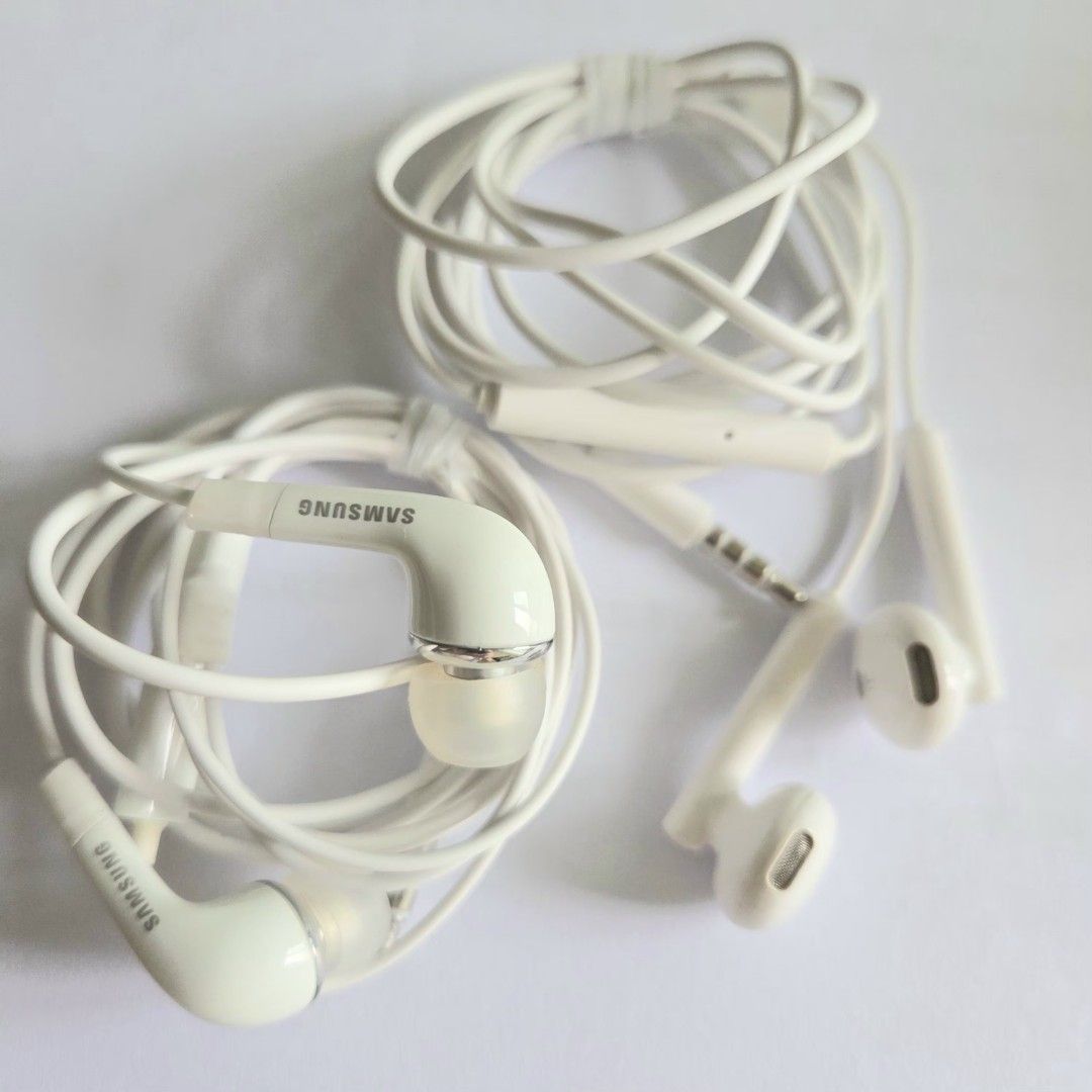 Samsung 白色線控耳機(2個) （分類：耳機）位於 Hong Kong。 由 lokmay888 提交（商品編號 1461127108，圖片 1）。簡介： Samsung 原廠有線耳機，白色。有咪同線控，聽歌打電話都得。3.5mm 插頭，好多電話都用到。線材整齊，收埋方便。 ♡两隻$35。