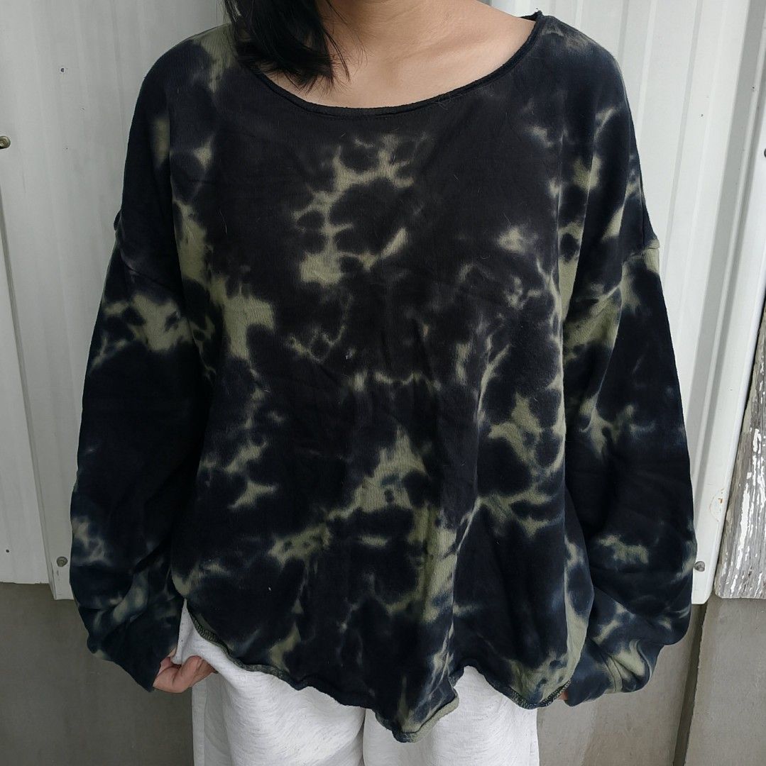 SANCTUARY Acid Wash / Bleach Tie-Dye Oversized Pullover Sweatshirt (Category: Coats, Jackets and Outerwear) located in Baguio. Submitted by thrifty_rackd (Listing ID 1461283075, Image 1). Description: SANCTUARY ACID WASH / TIE-DYE PULLOVER Stylish and cozy oversized pullover sweatshirt from contemporary US brand Sanctuary. Features a dark olive green & black tie-dye/acid wash pattern, wide raw-edge scoop neck, and a relaxed drop-shoulder fit. Bra