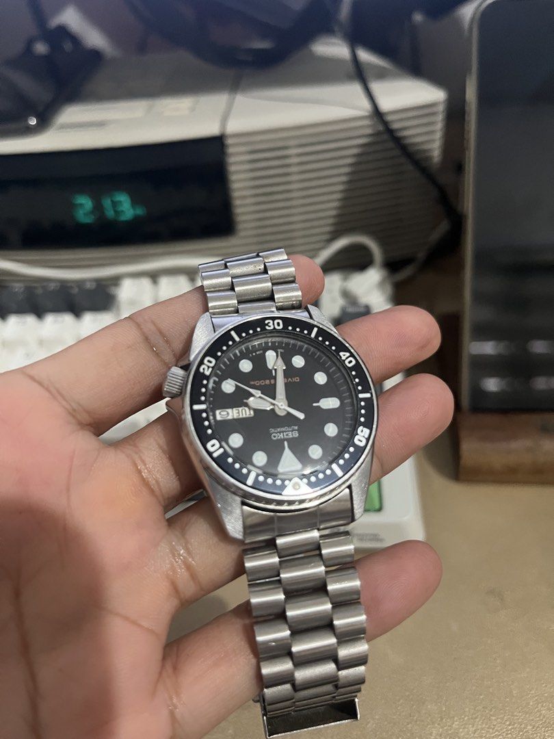 Seiko Automatic Divers Watch (Category: Men's Watches) located in Mandaluyong City. Submitted by shukzky (Listing ID 1461176334, Image 2). Description: - Classic Seiko SKX007 divers watch 39mm - Reliable automatic movement - Bold black dial with luminous markers for visibility - Functional rotating bezel - Durable stainless steel bracelet - Excellent for both diving adventures and everyday style - Keeps excellent time.