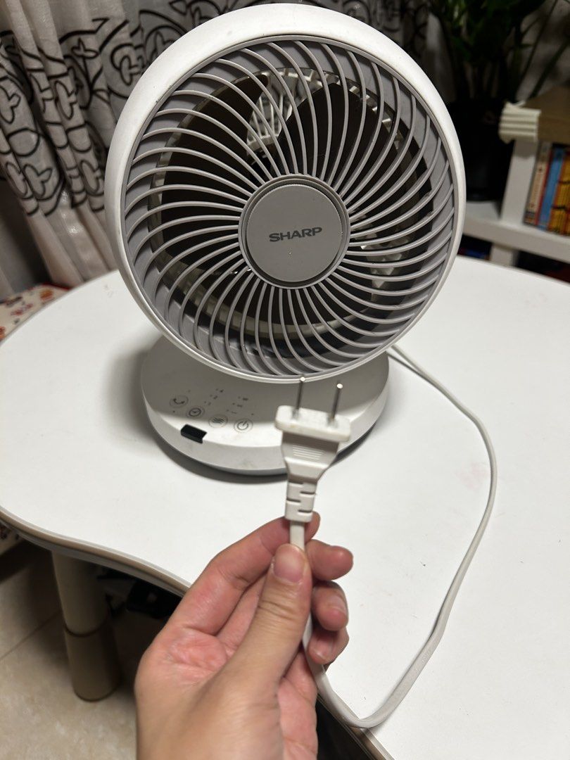 Sharp桌面風扇 （分類：風扇）位於 Hong Kong。 由 nitenitefish 提交（商品編號 1461284773，圖片 3）。簡介： 新正唔佔位，運作良好，屋企好少用所以出。。
