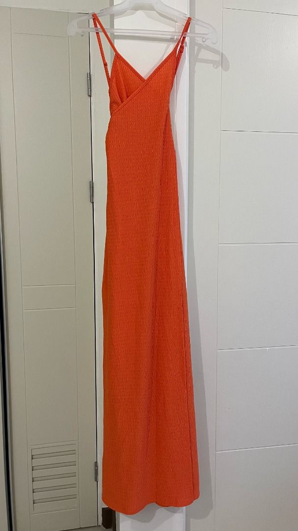 SHEIN Boho Solid Orange Wrap Hem Halter Neck Backless Dress (Category: Dresses) located in Pasig City. Submitted by precipitation_ (Listing ID 1461146473, Image 1). Description: DETAILS • Brand: SHEIN • Size: S • Color: Orange • Solid color • Halter neck • Backless • Wrap hem • Dress • Original price: ₱483 • Worn around 2x • Condition: Excellent PAYMENT GCash / BPI / BDO / MariBank 📦 Shipping via courier, shouldered by buyer. 📍 Location: Allegr