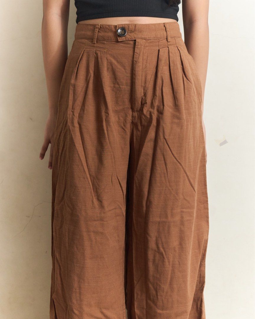 SHEIN Brown Pleated Wide Leg Pants (Category: Other Bottoms) located in Manila. Submitted by missalmon (Listing ID 1461257491, Image 1). Description: L: 36.5 inches W: 26 inches Double Button Linen Material Wide Leg No Issue.