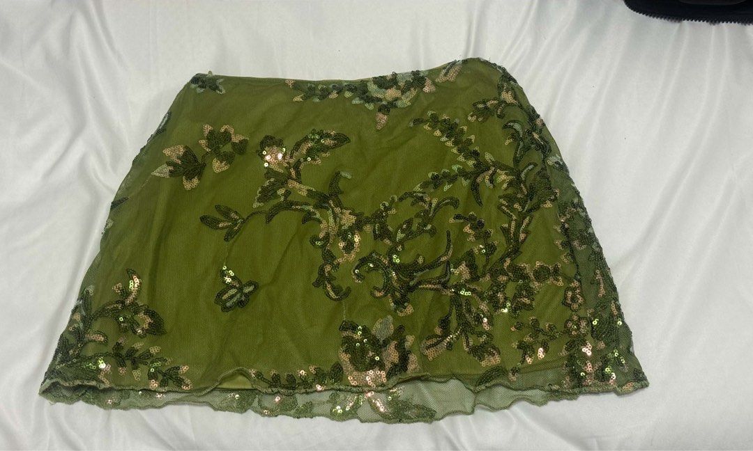 SHEIN Green Sequin Mini Skirt (Category: Skirts) located in Magalang. Submitted by mvenetri (Listing ID 1461266448, Image 1). Description: - SHEIN Green Sequin Mini Skirt - Size XS on tag, fits XXS-XS girlies - Brand new, no ww (too small!!).