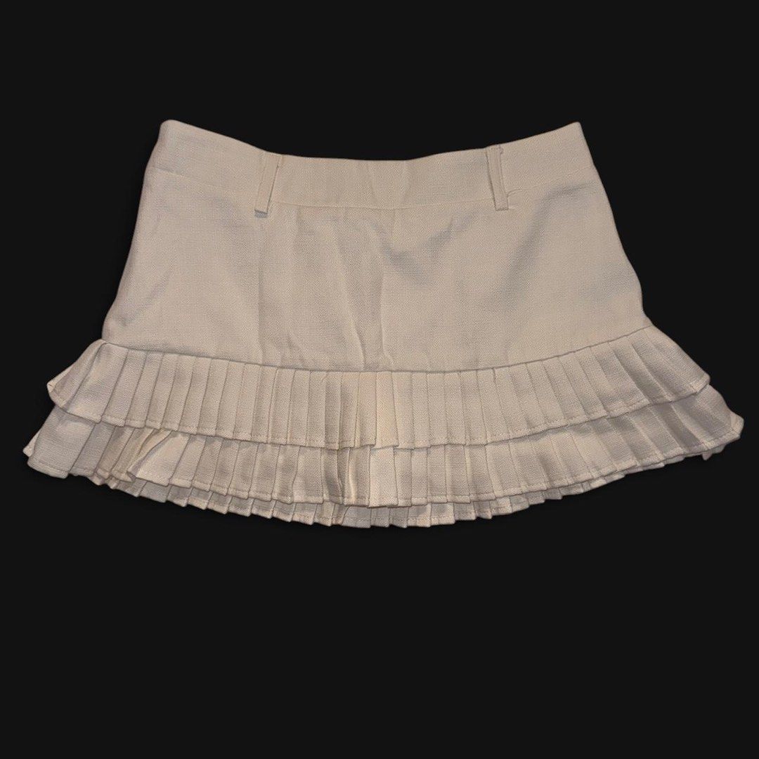 SHEIN White Pleated Mini Skort (Category: Skirts) located in Manila. Submitted by itemsby_jm (Listing ID 1461250405, Image 3). Description: • Size S on tag (fits to xs-s) • Color: White • 10/10 condition, no flaws • Has built in shorts ‼️LAST PRICE POSTED FOR THIS ITEM‼️ 💗 DM for any inquiries ☺️ 💰Mode of payment: Gcash ~ Note: Payment first 🛵 Mode of Shipping: lalamove/grab/angkas padala/j&t.