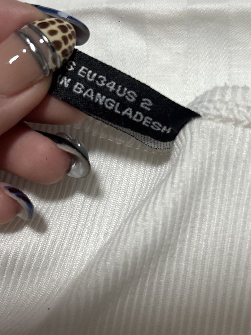 SHEIN White Ribbed Square Neck Crop Top (Category: Sleeveless) located in Pasay City. Submitted by nicoletlntn_ (Listing ID 1461230446, Image 3). Description: FREE if you purchase other items .