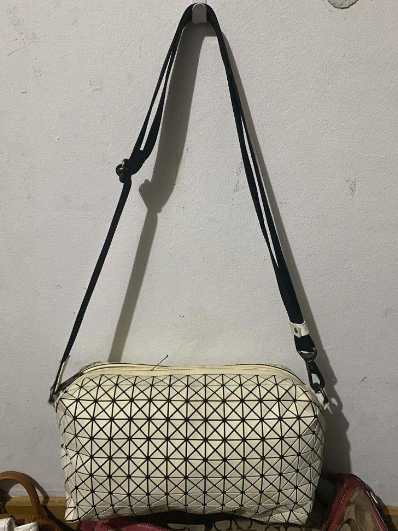 Shoulder Bag (Category: Shoulder Bags) located in Manila. Submitted by glaiza02 (Listing ID 1461189159, Image 1). Description: .