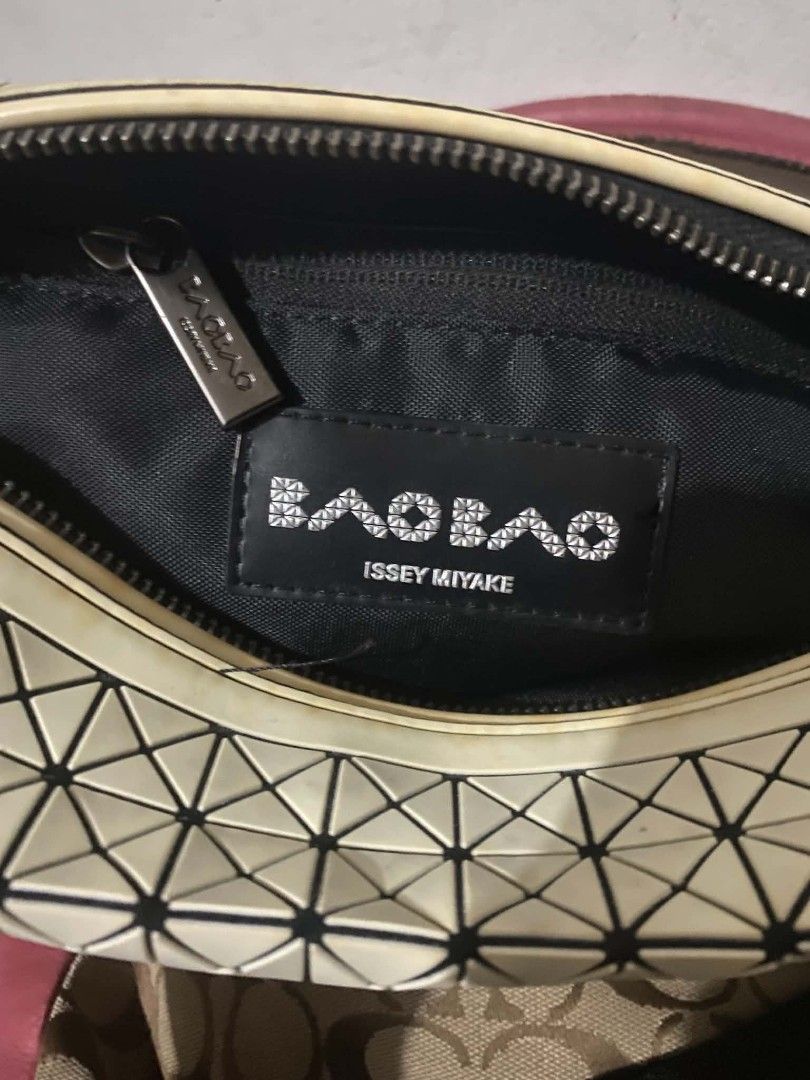 Shoulder Bag (Category: Shoulder Bags) located in Manila. Submitted by glaiza02 (Listing ID 1461189159, Image 3). Description: .