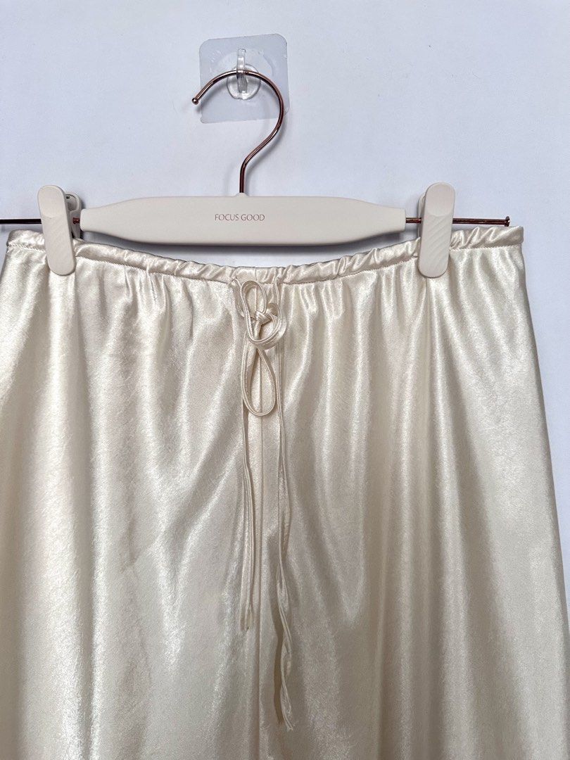SHUSHI Satin Pajama Pants Cream (Category: Other Bottoms) located in Makati City. Submitted by lisette0324 (Listing ID 1461163944, Image 2). Description: - Brand: SHUSHI - Color: Cream - Material: Satin - Style: Wide leg pajama pants - Features: Elastic waistband with drawstring - Condition: Brand new with tags attached - Origin: Made in Vietnam.