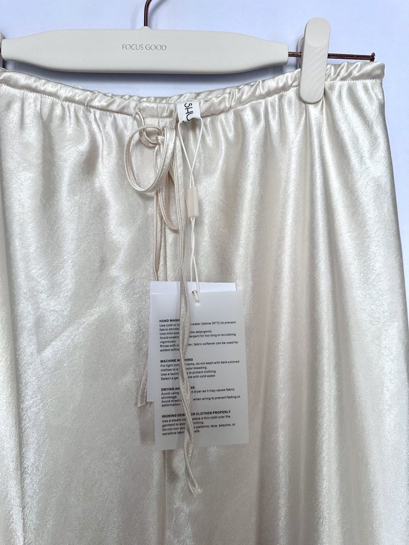SHUSHI Satin Pajama Pants Cream (Category: Other Bottoms) located in Makati City. Submitted by lisette0324 (Listing ID 1461163944, Image 3). Description: - Brand: SHUSHI - Color: Cream - Material: Satin - Style: Wide leg pajama pants - Features: Elastic waistband with drawstring - Condition: Brand new with tags attached - Origin: Made in Vietnam.