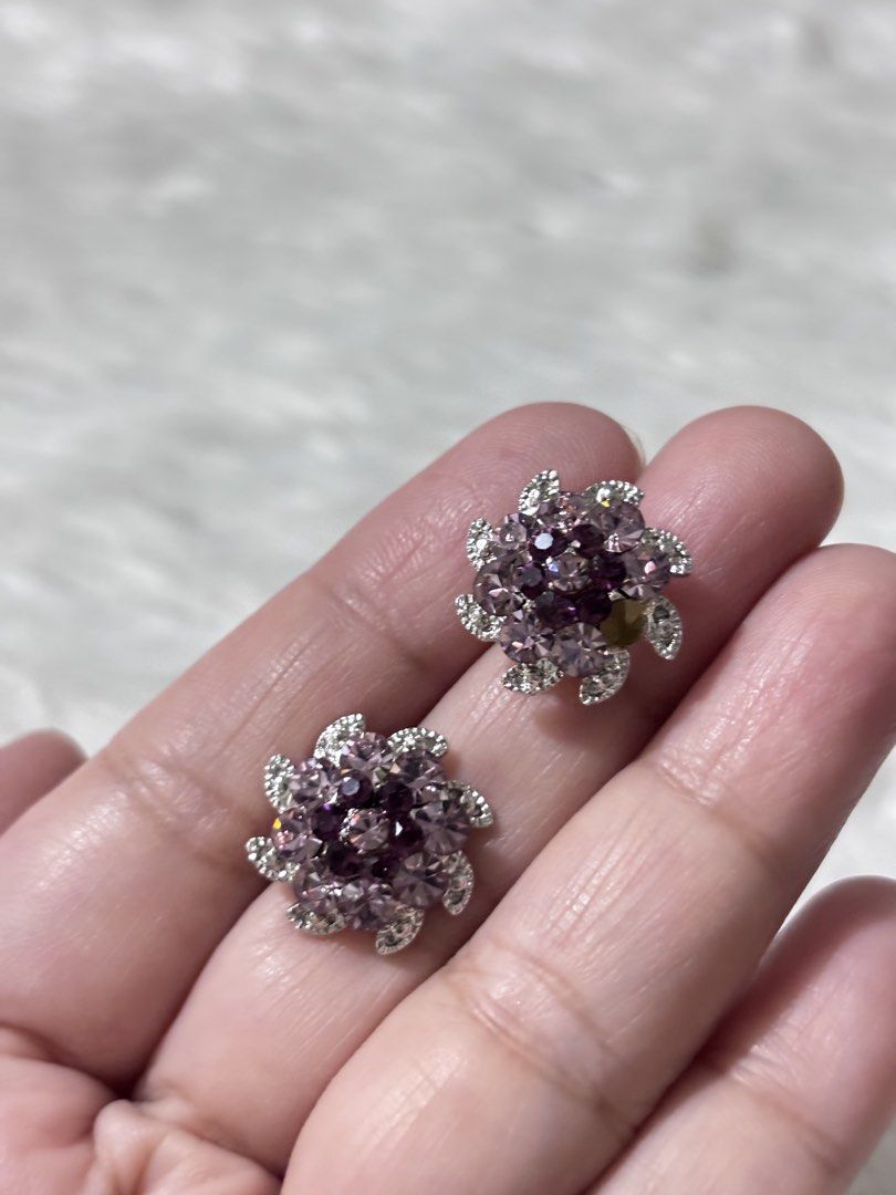 silver-tone floral cluster stud earrings (Category: Earrings) located in Paranaque City. Submitted by dalle_closet (Listing ID 1461192662, Image 2). Description: like new pa.