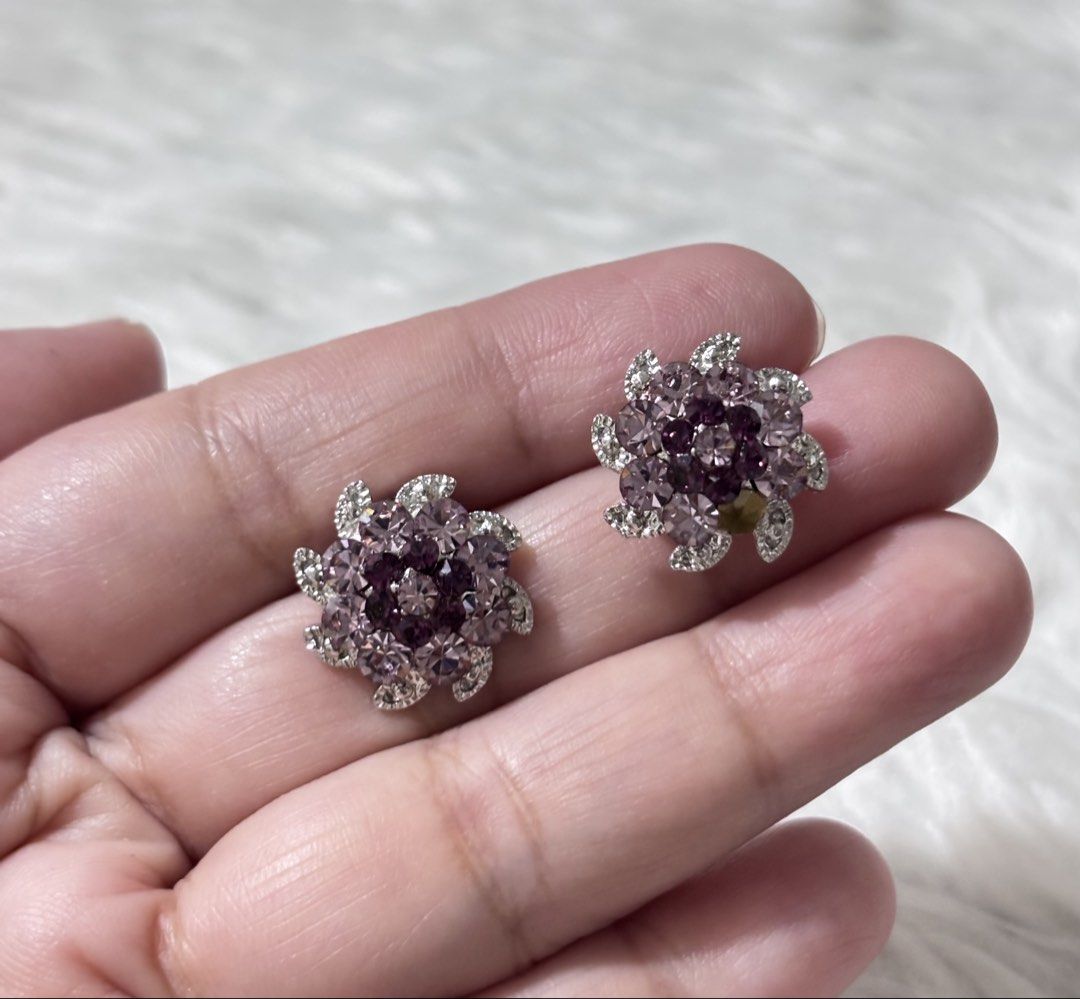 silver-tone floral cluster stud earrings (Category: Earrings) located in Paranaque City. Submitted by dalle_closet (Listing ID 1461192662, Image 1). Description: like new pa.