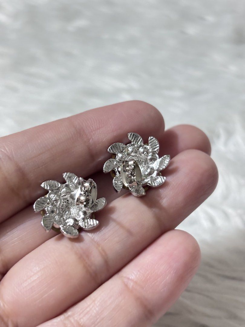 silver-tone floral cluster stud earrings (Category: Earrings) located in Paranaque City. Submitted by dalle_closet (Listing ID 1461192662, Image 3). Description: like new pa.
