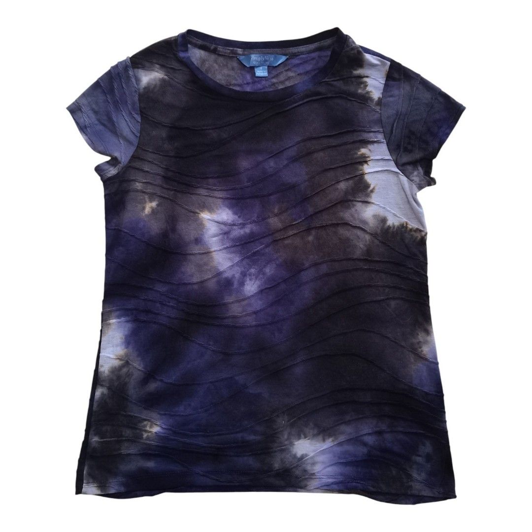 Simply Vera Vera Wang authentic Tie-Dye Pintuck Tee (Category: Sleeveless) located in Santa Cruz. Submitted by oddpenguin-4575 (Listing ID 1461261555, Image 1). Description: 📌.....P L E A S E R E A D..... 📌measurement:Laid flat Sh-14"/Sleeve-4.5"/Chest-17"/Lenght-23"/armhole-5.5"/armpit-7.5 📌size: women's size Small. 📌Brand:Simply Vera Vera Wang 📌color- 9/10 📌Design Features: Classic crew neckline and short cap sleeves. The entire front and