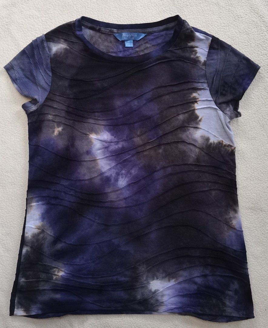 Simply Vera Vera Wang authentic Tie-Dye Pintuck Tee (Category: Sleeveless) located in Santa Cruz. Submitted by oddpenguin-4575 (Listing ID 1461261555, Image 2). Description: 📌.....P L E A S E R E A D..... 📌measurement:Laid flat Sh-14"/Sleeve-4.5"/Chest-17"/Lenght-23"/armhole-5.5"/armpit-7.5 📌size: women's size Small. 📌Brand:Simply Vera Vera Wang 📌color- 9/10 📌Design Features: Classic crew neckline and short cap sleeves. The entire front and