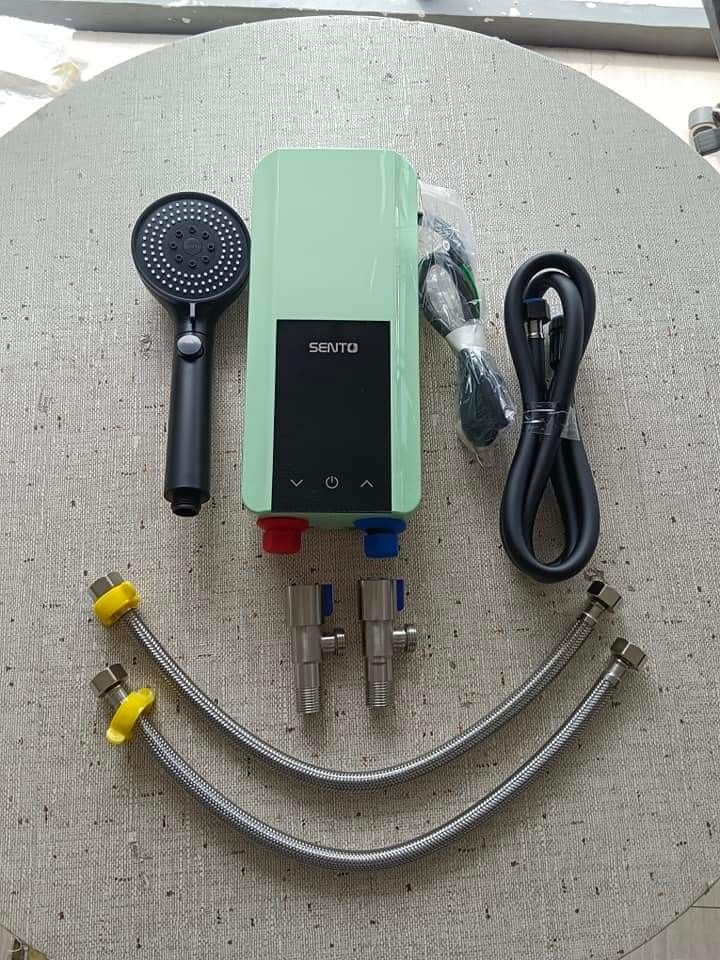 Single point 3.5kw digital water heater (Category: Water Heater & Instant Showers) located in Malabon City. Submitted by mrsuabae (Listing ID 1461275125, Image 2). Description: Quality instant digital water heater 3.5kw(blue, green, dark grey colors).