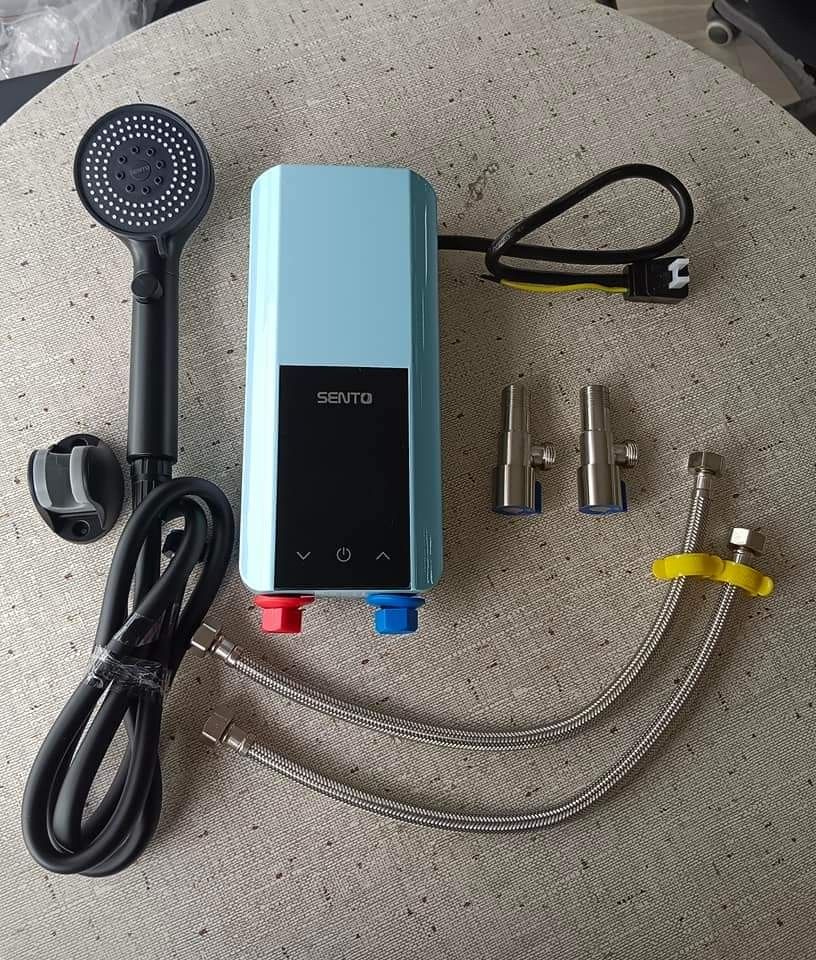 Single point 3.5kw digital water heater (Category: Water Heater & Instant Showers) located in Malabon City. Submitted by mrsuabae (Listing ID 1461275125, Image 3). Description: Quality instant digital water heater 3.5kw(blue, green, dark grey colors).