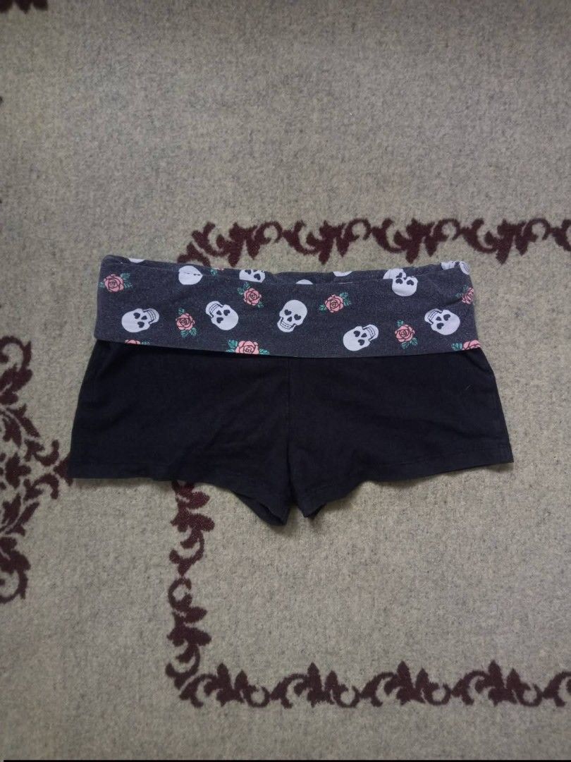 skull & roses fold-over shorts (Category: Shorts) located in San Pedro. Submitted by vishavriksha (Listing ID 1461122059, Image 1). Description: skull & roses fold-over shorts ‎size : 28 - 30 (stretchy) ‎brand : no boundaries.