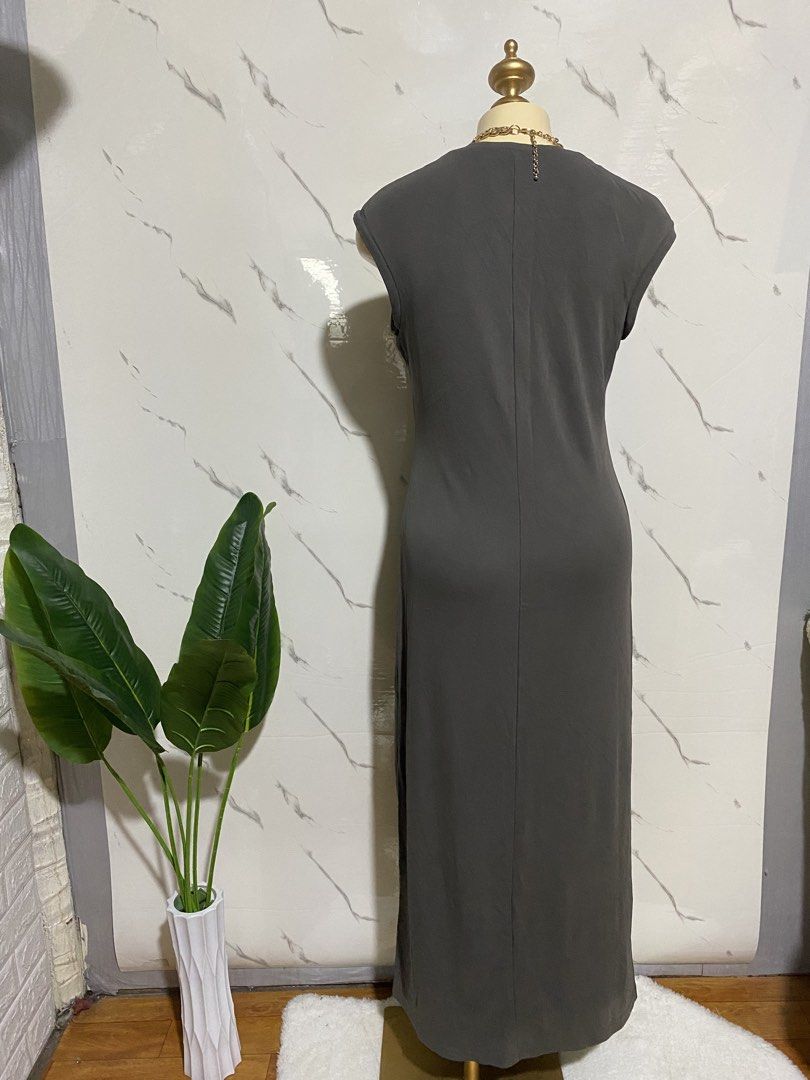 Sleek Grey Cap Sleeve Maxi Dress (Category: Dresses) located in Taguig. Submitted by dinoswear.ph (Listing ID 1461202206, Image 3). Description: - Grey maxi dress - Cap sleeves - Simple, clean silhouette - Versatile: dress up or down - Fabric with a nice drape - Perfect for any occasion - Looks great with statement jewelry.
