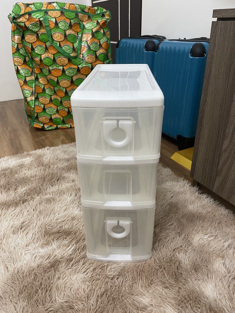 SMALL PLASTIC DRAWER (Category: Storage Boxes & Baskets) located in Concepcion. Submitted by wowsinigangmix (Listing ID 1461264571, Image 1). Description: PLASTIC DRAWER COLOR WHITE SMALL SLIGHTLY USED MISSING HANDLE MANAGE EXPECTATIONS.